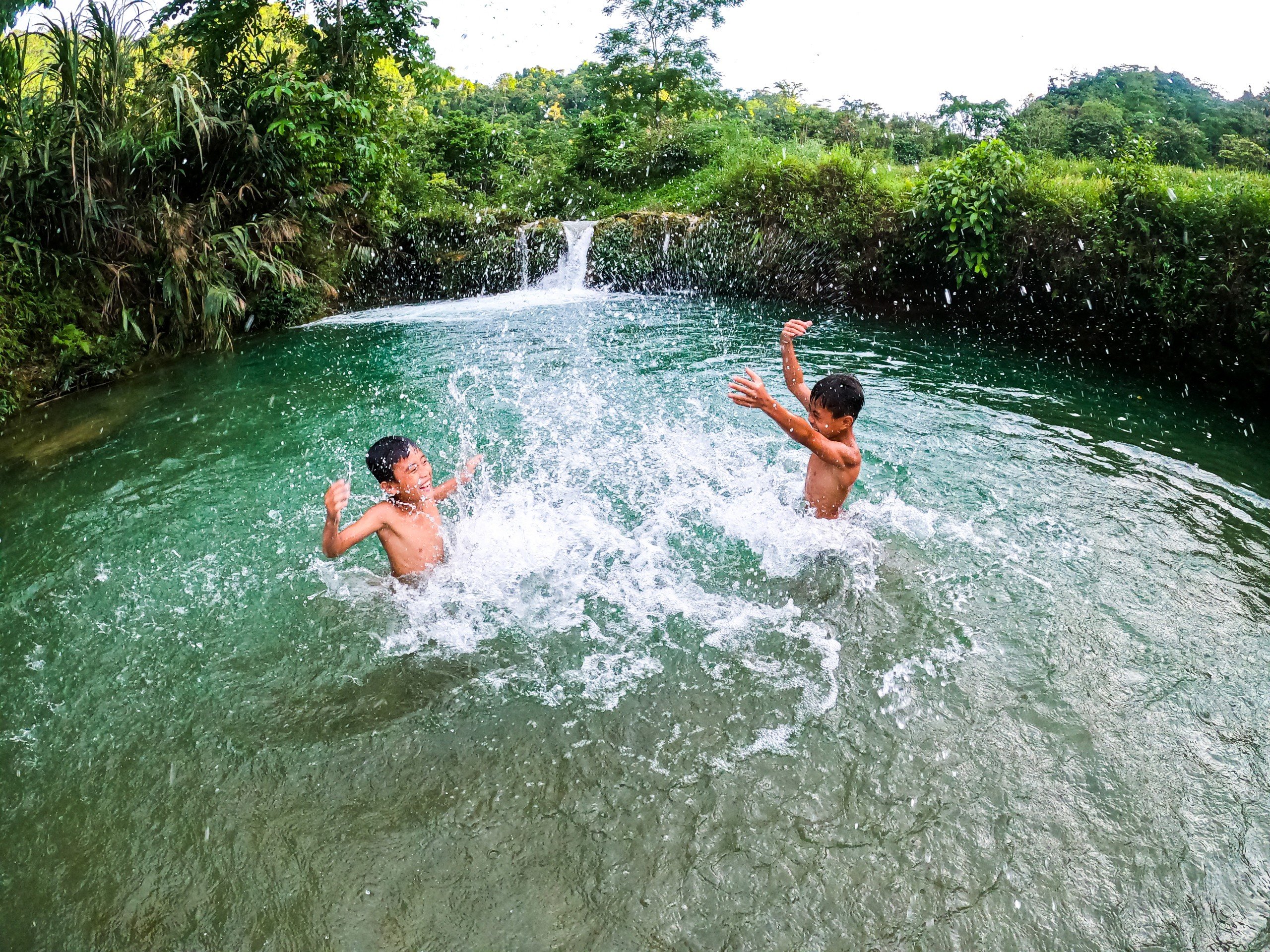 Mùa hè vẫy vùng trong những con suối ở bản Bướt