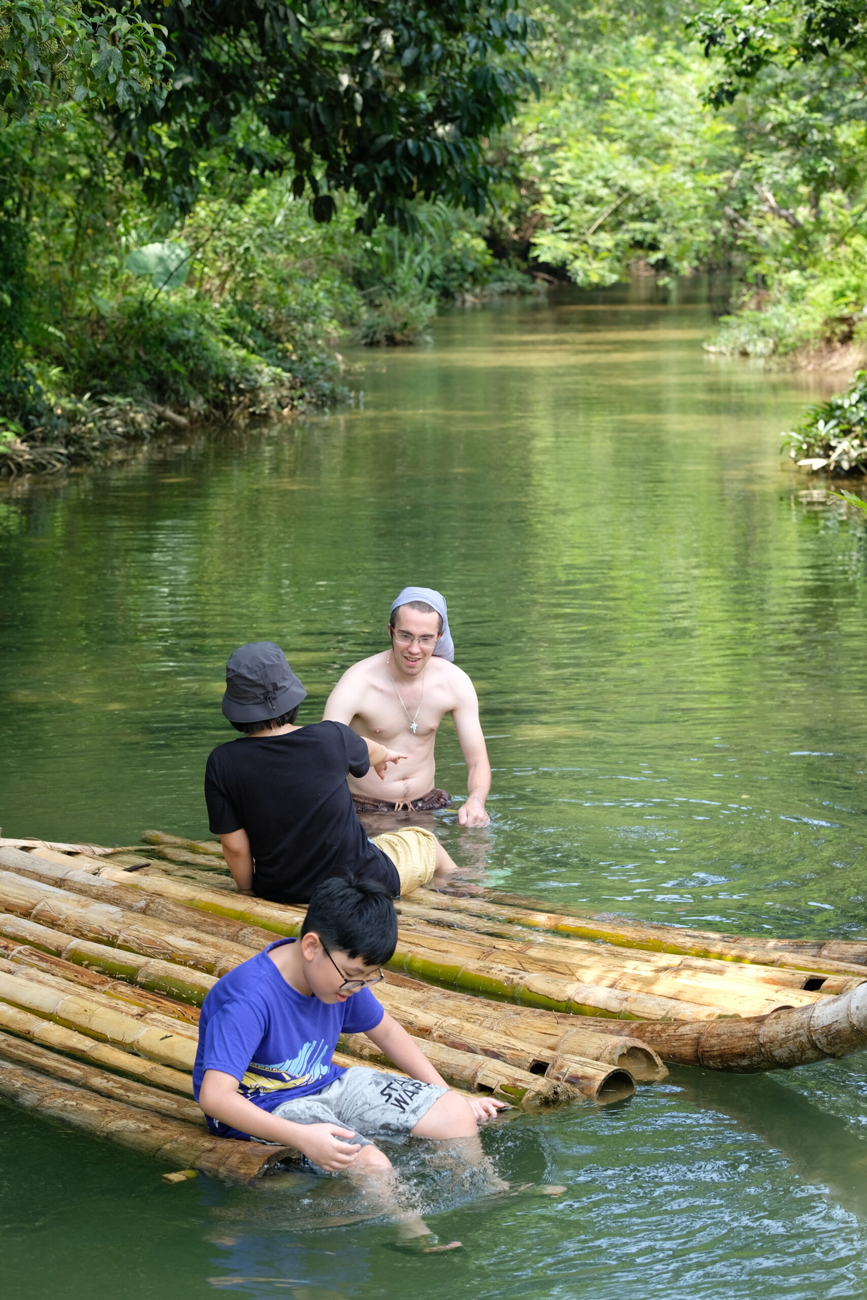 Mùa hè vẫy vùng trong những con suối ở bản Bướt