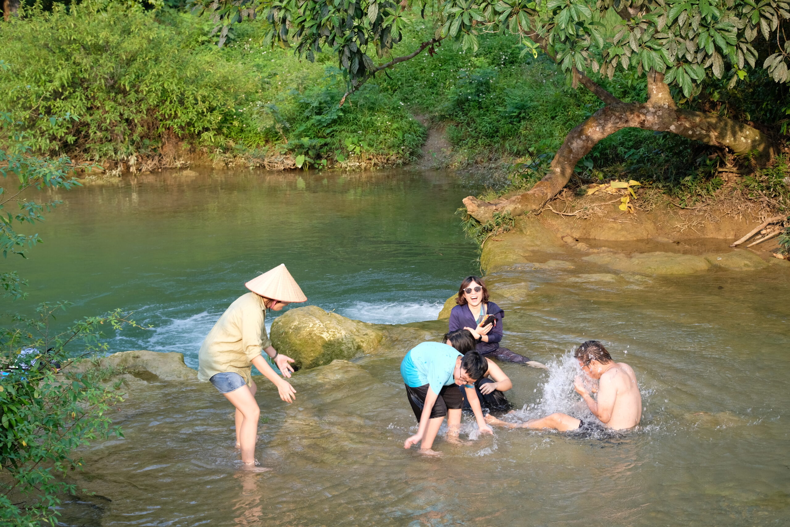 Mùa hè vẫy vùng trong những con suối ở bản Bướt