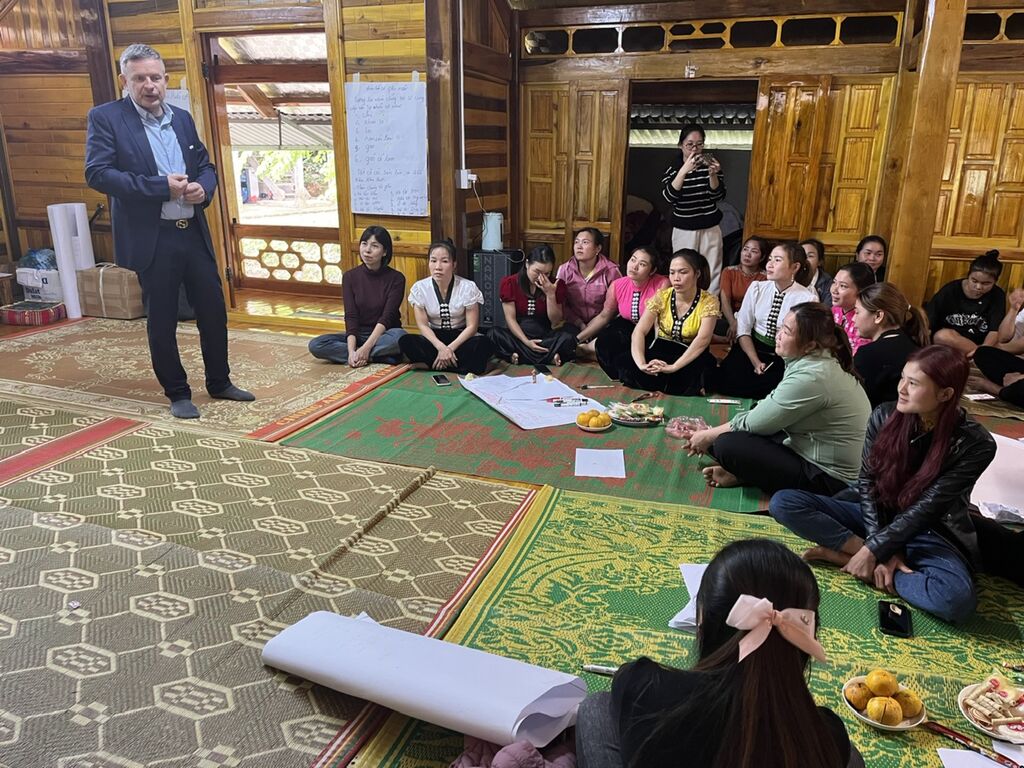 Edgar Doerig, représentant régional de l'Organisation internationale de la Francophonie pour l'Asie et le Pacifique, rencontre des participantes au cours de formation sur le marketing online pour les femmes des minorités ethniques du district de Vân Hô.