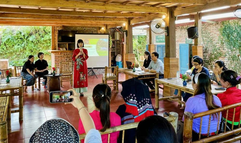 Vua đầu bếp Christine Hà cùng phụ nữ bản Bướt sáng tạo món ăn từ nguyên liệu bản địa