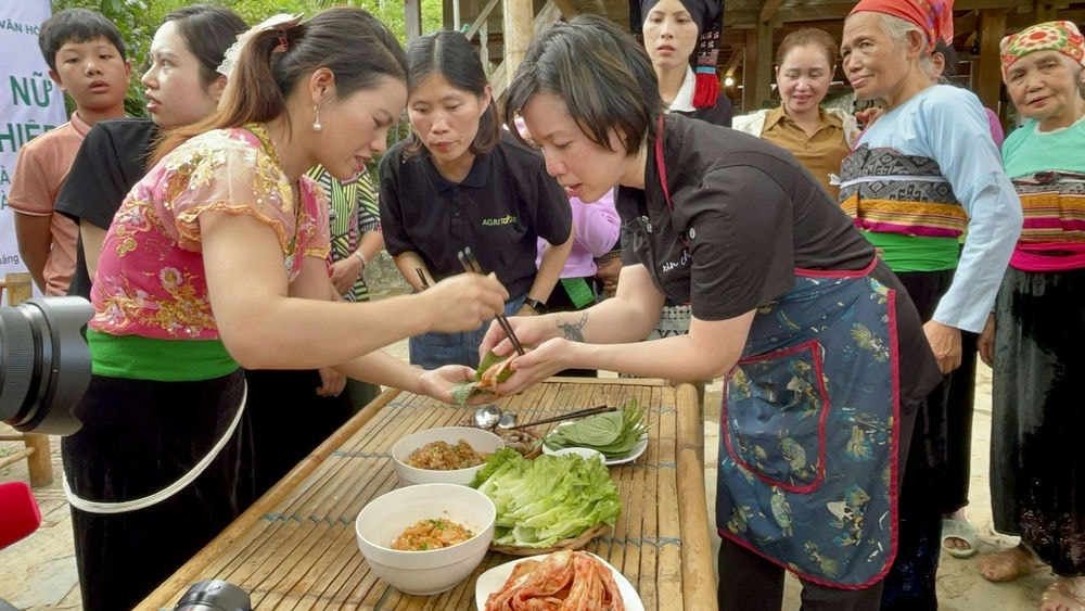 Vua đầu bếp Christine Hà cùng phụ nữ bản Bướt sáng tạo món ăn từ nguyên liệu bản địa